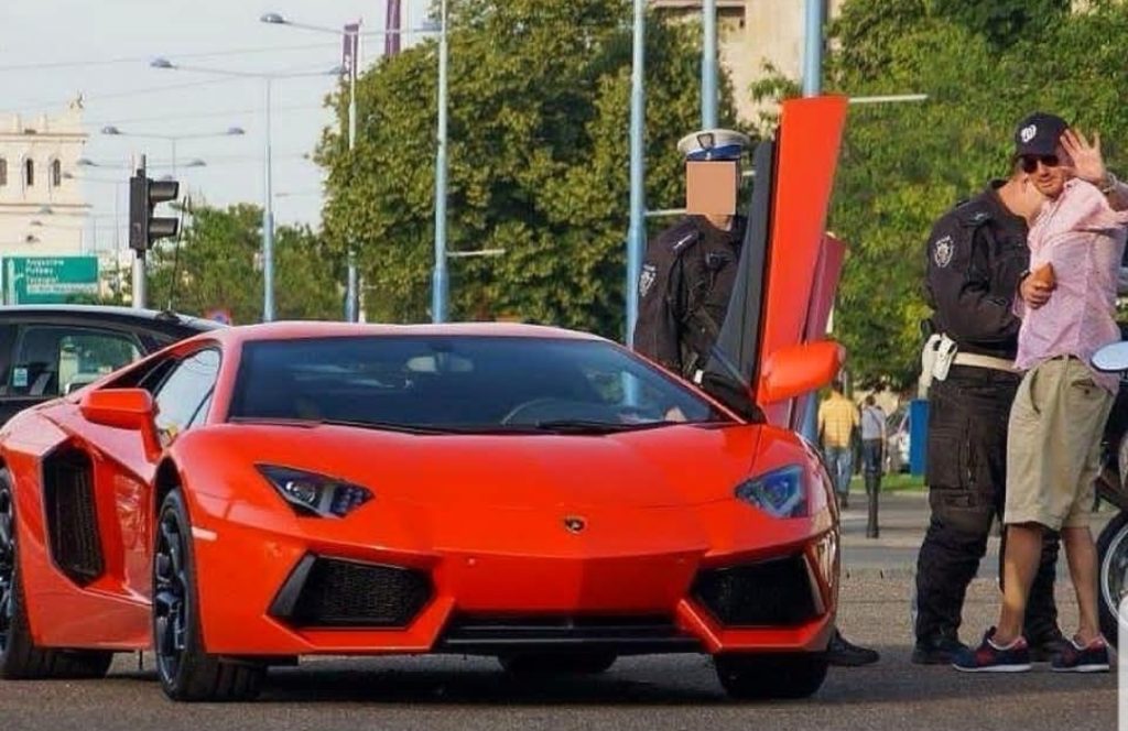  Kuba Wojewódzki z TVN pochwalił się na portalu Instagram zdjęciem jak zatrzymuje go policja w jego Lamborghini