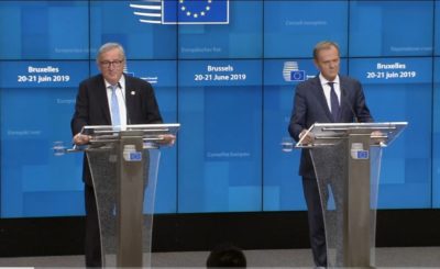 Unia Europejska: Tusk Juncker. Jean Claude Juncker (Komisja Europejska) znowu szaleje. Szef KE ośmieszył Donalda Tuska (Rada Europejska, Platforma Obywatelska).