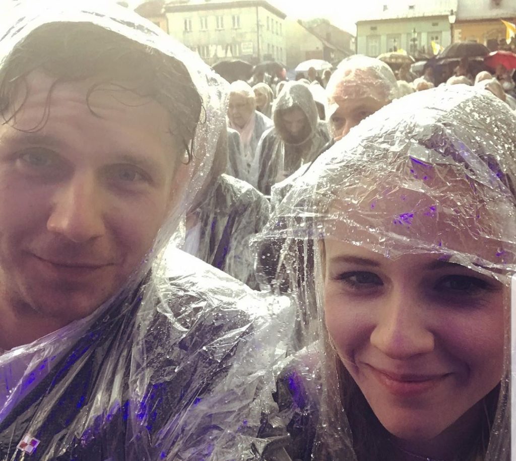 Antek Królikowski i jego dziewczyna, gwiazdor TVP chwali się na instagramie nową dziewczyną. Co na to Julia Wieniawa i gitarzysta Afromental - Baron?