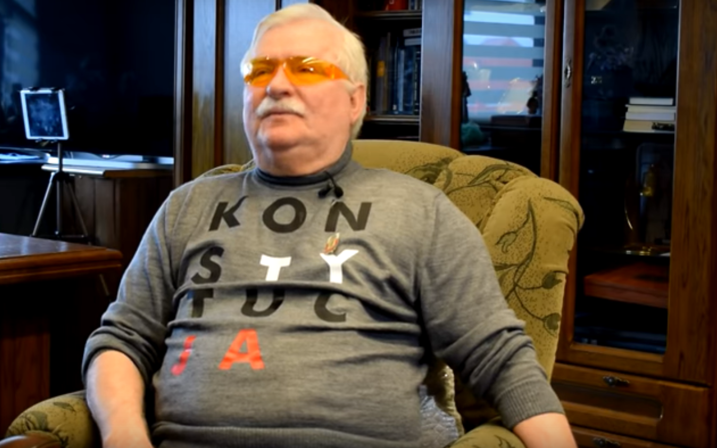 Według IPN i PiS Lech Wałęsa to TW Bolek. Na Twitter pozuje on z koszulką Real Madryt, użytkownicy pytają się o koszulkę z napisem konstytucja.