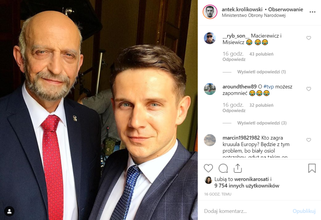 Patryk Vega i jego "Polityka" budzą kontrowersje, PiS uważa, że to atak. Antek Królikowski na Instagram, obok aktora, który wygląda jak Antoni Macierewicz