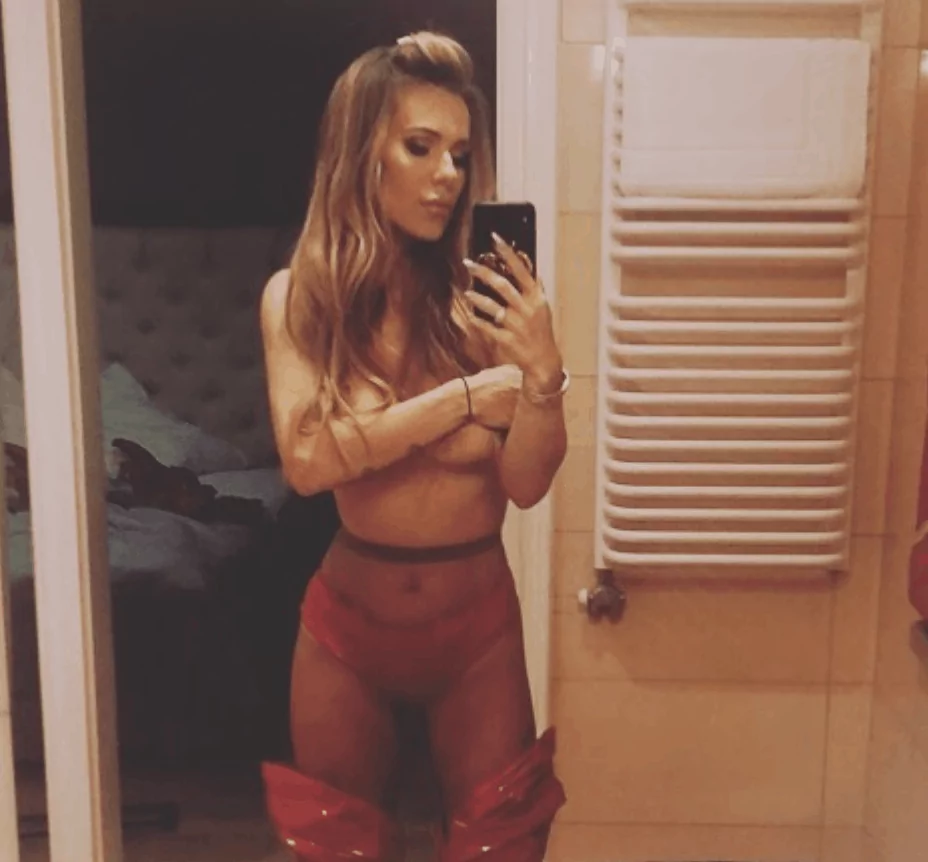 Dorota Rabczewska (Doda) szokuje na portalu Instagram, wokalistka zespołu Virgin znów pokazała się niemal nago, zasłaniając jedyni ręką swoje piersi.