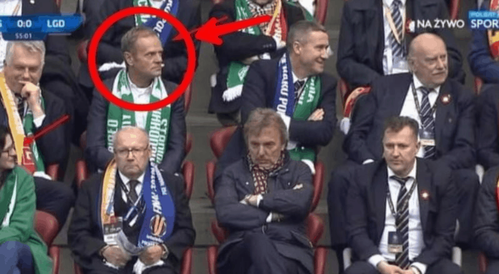 Kibice zespołu Lechia Gdańsk przygotowali specjalny transparent. Donald Tusk nie może być z tego zadowolony. Jego powrót z UE może nie być taki prosty.