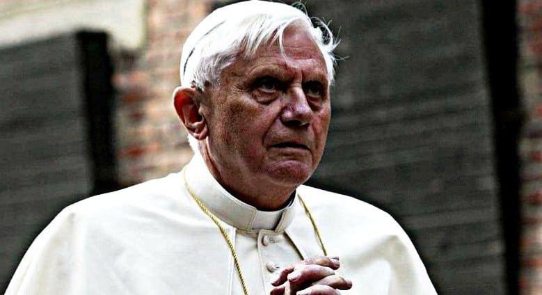Wiele osób może się zastanawiać co aktualnie robi papież - emeryt Benedykt XVI. Okazuje się,  że niedawno zjawili się u niego wysłannicy...