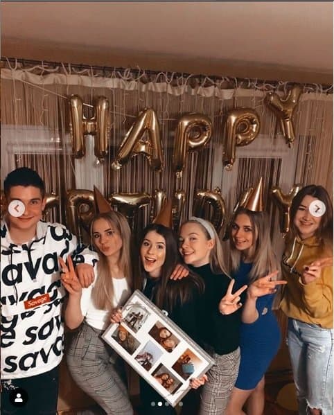 Roksana Węgiel (Roxie) miała teraz 15 urodziny, impreza niespodzianka, którą pochwaliła się na Instagram była bajeczna, życzenia złożył Dawid Kwiatkowski