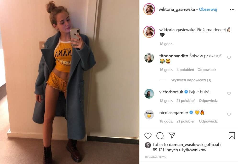 Gwiazda serialu Rodzinka.pl, Wiktoria Gąsiewska na swoim profilu na Insta dodała zdjęcie w samej piżamie odsłaniając przy okazji swe długie nogi