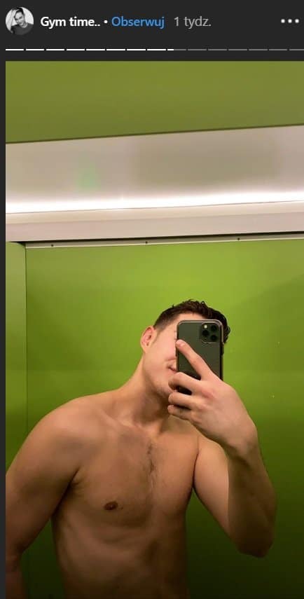 Adam Zdrójkowski znany szerzej jako Kuba z serialu Rodzinka.pl dodał zdjęcie na Insta, na którym pokazał jak ćwiczy swoje ciało na siłowni