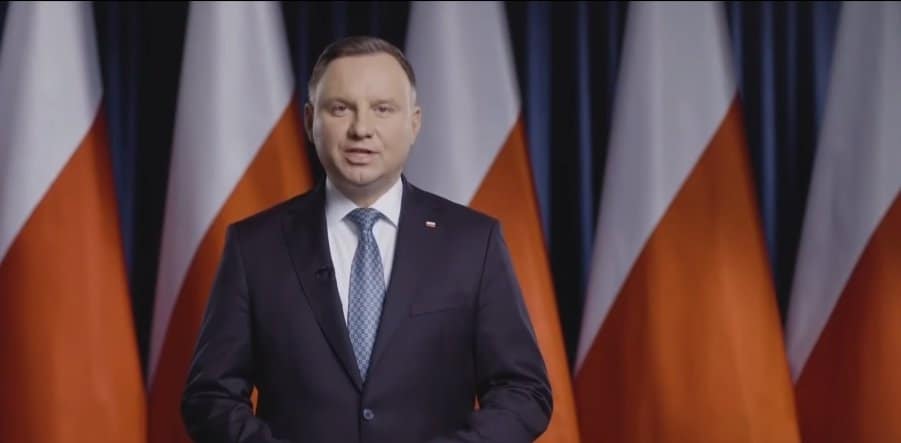 Trwa konwencja wyborcza kandydata na prezydenta, Andrzej Duda składa obietnice wyborcze, wśród nich wyższy zasiłek dla bezrobotnych i 1200 plus 