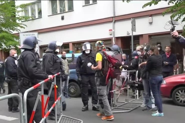 Koronawirus, COVID-19 w Niemczech: W Berlinie ludzie wyszli na ulicę, zorganizowano protest przeciwko obostrzeniom panującym w kraju w czasie pandemii