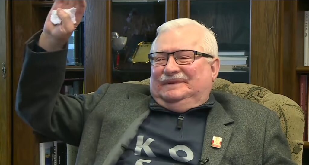 Lech Wałęsa stawia siebie jako przykład, teraz jednak zaliczył wpadkę będąc u fryzjera, internauci zauwazyli, że siedzi w fotelu ale bez maseczki