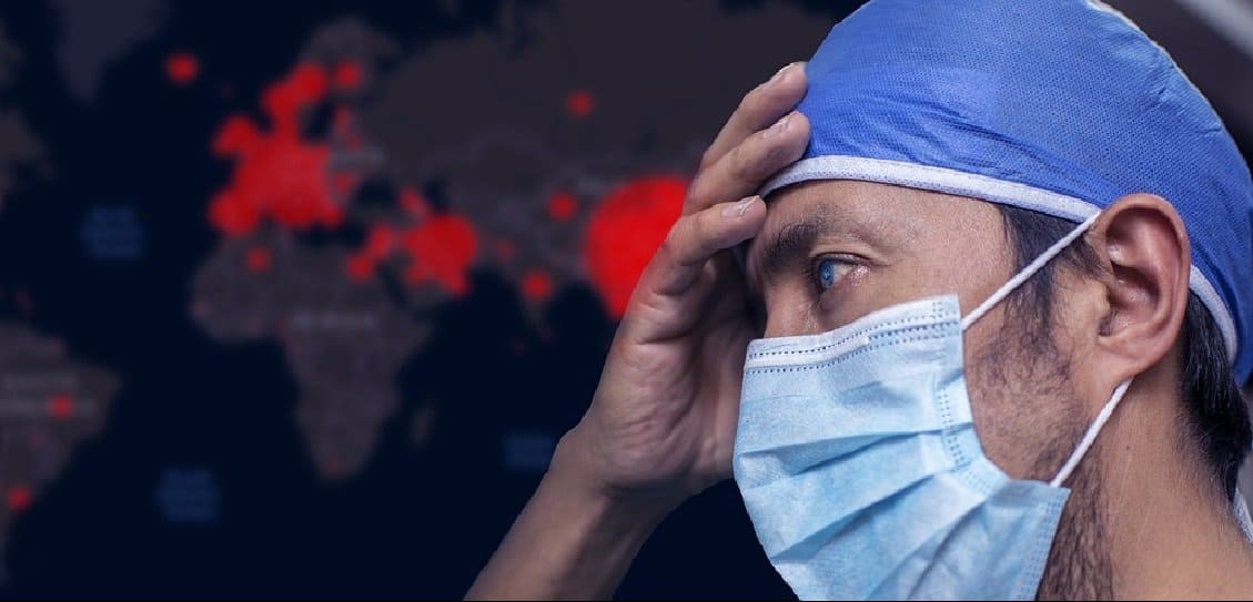 Nakaz noszenia maseczek: W Polsce wciąż obowiązuje nakaz zasłaniania ust i nosa, lekarz wyjaśnia co się dzieje z płucami gdy nosimy maseczkę/ screen YouTube