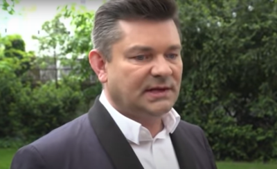 Zenek Martyniuk upokorzony przez to, że po raz kolejny wyciągnął syna, wpłacił kaucję dzięki czemu Daniel mógł opuścić areszt.