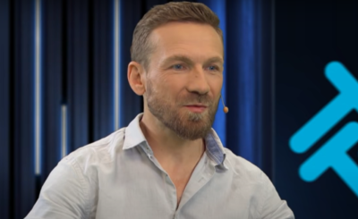 Przemek Kossakowski wyznał ostatnio, że on i Martyna Wojciechowska, gwiazdy TVN, tworzą zgrany związek, nawet córka Wojciechowskiej zaczyna go akceptować,