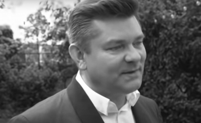 Szokujący post pojawił się w serwisie Facebook, artykuł podawał, że lider zespołu Akcent, Zenek Martyniuk nie żyje, jest to oczywiście nieprawda. A cała ta informacja to oszustwo, które powinno zostać ukarane.