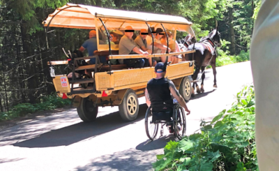 Niepełnosprawny mężczyzna na wózku postanowił wjechać o własnych siłach na Morskie Oko, po drodze turyści zostali przez niego zawstydzeni.