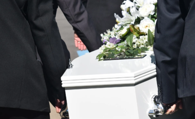Ukochany odwiedził jej grób dzień po pogrzebie, nagle usłyszał dziwne dźwięki dochodzące z trumny, czy dziewczyna została pochowana żywcem?