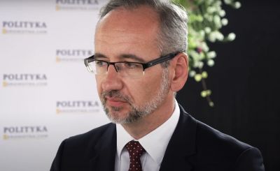 Minister zdrowia Adam Niedzielski poinformował, że miało miejsce celowe złamanie zasad szczepienia na COVID-19 w Polsce.