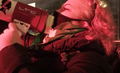 Marta Lempart poprzez stanie w pierwszym szeregu akcji "Strajk Kobiet" i "Same Plusy" popiera ataki na kościoły oraz wręcz do nich zachęca.