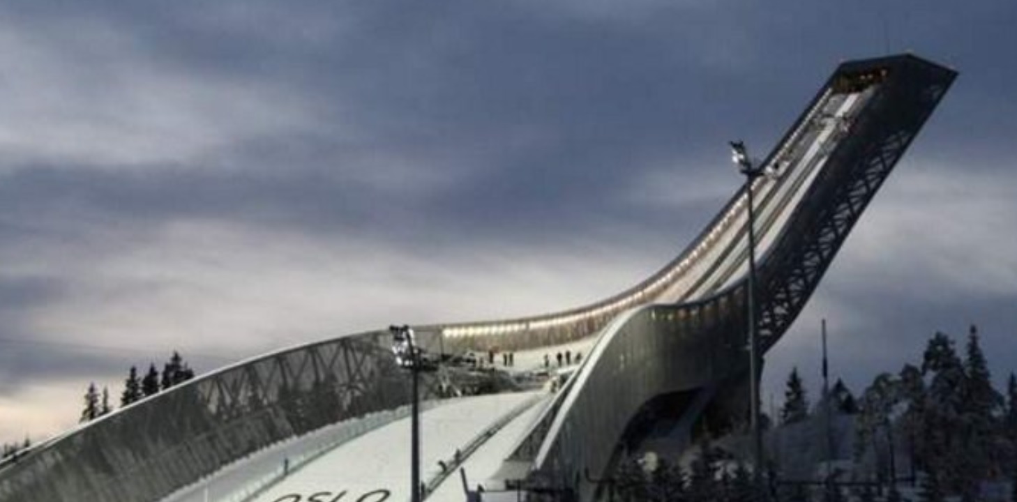Skocznia Holmenkollenn w Oslo to jeden z najlepiej rozbudowanych ośrodków sportów zimowych w tym oczywiście skoków. Skrywa w sobie tajemnicę