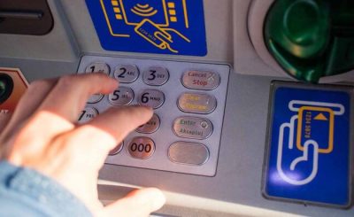 Nakładki na bankomaty to już przeszłość, teraz oszuści mają nowy sposób na to aby wyłudzić od nas pieniądze w taki sposób aby dla banku było to wiarygodne. W jaki sposób teraz działają złodzieje naszych pieniędzy?
