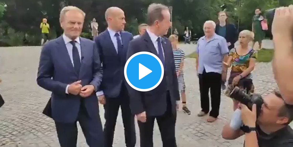 Donald Tusk udał się z wizytą do Szczecina gdzie podczas zaplanowanego dnia doszło do przepychanek tych słownych i fizycznych.