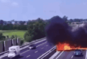 Samolot runął na ulicę prosto między samochody. Są ofiary. Nagranie tragedii przeraża