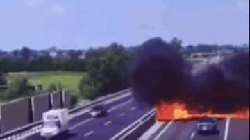 Samolot runął na ulicę prosto między samochody. Są ofiary. Nagranie tragedii przeraża