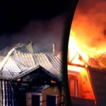 Dramatyczna akcja ratownicza w Ząbkach trwa. Strażacy wchodzą do środka płonącego budynku, by upewnić się, że nikt nie został w środku.
