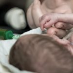 Wstrząsające wydarzenia w Karlowych Warach. 12-letnia dziewczynka trafiła do szpitala z bólem brzucha, gdzie okazało się, że jest w zaawansowanej ciąży. Urodziła zdrowe dziecko. Ojcem ma być jej 16-letni brat.