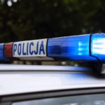 Niebezpieczna interwencja w województwie świętokrzyskim. 36-letni mężczyzna z metalową pałką rzucił się na policjantów. Funkcjonariusze użyli broni. Trwa śledztwo pod nadzorem prokuratury.