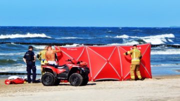 Tragedia nam morzem. Nie żyje 69-kobieta. Weszła do wody po pas, chwilę później rozegrał się koszmar