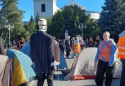 Niebywałe sceny pod Sejmem. Nagle zaczęli rozbijać namioty. Wiemy co się dzieje – będzie ciężko
