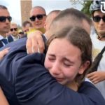 W historycznej Sali BHP Stoczni Gdańskiej odbyły się oficjalne obchody 45. rocznicy Porozumień Sierpniowych. W wydarzeniu uczestniczył prezydent Karol Nawrocki, a jego obecność wywołała nieoczekiwane emocje wśród zgromadzonych. Szczególnie poruszająca okazała się reakcja jednej z nastolatek, która nie kryła łez wzruszenia na widok głowy państwa.