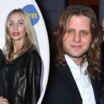 Rodzina Staraków od lat znajduje się w czołówce najbogatszych Polaków. Wyceny ich fortuny sięgają dziesiątek miliardów złotych, a na liście najbogatszych Jerzy Starak regularnie zajmuje wysokie miejsca. Po tragicznej śmierci Piotra Woźniaka-Staraka wiele osób zakładało, że jego żona Agnieszka Woźniak-Starak stała się automatycznie jedną z głównych beneficjentek majątku. Rzeczywistość okazała się jednak bardziej skomplikowana. Potęga finansowa Staraków Fortuna rodziny opiera się przede wszystkim na biznesie farmaceutycznym. Jerzy Starak zbudował imperium oparte na Polpharmie, a dodatkowo dywersyfikował aktywa w branży spożywczej, restauracyjnej, filmowej i nieruchomości. Do rodziny należy również Fundacja Rodziny Staraków, która wspiera młodych twórców i inwestuje w projekty kulturalne. To właśnie na fundację kupiono zabytkowy dwór w Oborach pod Warszawą, który obecnie pełni funkcje artystyczno-edukacyjne. Odrębną działalnością zajmuje się Anna Woźniak-Starak, rozwijając luksusową restaurację Belvedere w warszawskich Łazienkach Królewskich. Lokal od lat cieszy się renomą i gościł najważniejsze światowe osobistości – od Billa Clintona po Angelę Merkel. Kariera i majątek Piotra Woźniaka-Staraka Piotr Woźniak-Starak, mąż Agnieszki, był producentem filmowym i właścicielem Watchout Studio. To właśnie jego firma odpowiadała za takie produkcje jak „Bogowie” czy „Sztuka Kochania. Historia Michaliny Wisłockiej”. Studio generowało milionowe przychody, a majątek Piotra szacowano na dziesiątki milionów złotych. W skład jego dorobku wchodziły luksusowe nieruchomości, samochody i zagraniczne apartamenty. Nic dziwnego, że para mogła pozwolić sobie na bajkowy ślub w Wenecji, który kosztował około 1,5 mln złotych. Intercyza, testament i prawo spadkowe Wiele osób było przekonanych, że po śmierci Piotra jego żona odziedziczy ogromną część majątku. Tymczasem sprawa nie była tak oczywista. Agnieszka i Piotr podpisali intercyzę, ale taka umowa działa wyłącznie w przypadku rozwodu. W przypadku śmierci decyduje testament – a Piotr go nie sporządził. W tej sytuacji zastosowanie miały przepisy kodeksu cywilnego i dziedziczenie ustawowe. To oznacza, że majątek został podzielony zgodnie z prawem, a nie według medialnych spekulacji. W praktyce główną spadkobierczynią okazała się siostra Piotra, Julia, a wiele nieruchomości należało nie do niego, lecz do matki, Anny Woźniak-Starak. Symboliczny przykład – apartament w Nowym Jorku W mediach szeroko komentowano losy apartamentu na Manhattanie, którego wartość szacowano na kilkadziesiąt milionów złotych. Po śmierci Piotra nieruchomość szybko sprzedano – za znacznie mniejszą kwotę, około 10 milionów dolarów. Kluczowe okazało się jednak to, że mieszkanie należało wyłącznie do Anny Woźniak-Starak. Agnieszka nie miała więc do niego praw, mimo że wcześniej spekulowano, iż para otrzymała je jako prezent ślubny. Fakty i mity Podsumowując: rodzina Staraków dysponuje gigantycznym majątkiem, ale nie oznacza to, że synowa automatycznie stała się jego współwłaścicielką, po śmierci Piotra o podziale jego majątku zdecydowało prawo spadkowe, a nie intercyza, wiele nieruchomości i aktywów należało do innych członków rodziny, głównie do Anny Woźniak-Starak, medialne doniesienia o „ustawieniu na całe życie” okazały się mocno przesadzone.