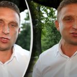 Podczas sobotniego wiecu na placu Zamkowym Robert Bąkiewicz wygłosił przemówienie, które wywołało ogromne kontrowersje. Słowa o „wyrywaniu chwastów” i „rzucaniu napalmu” na polską ziemię oburzyły opinię publiczną.