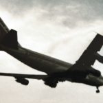 We wczesnych godzinach porannych doszło do dramatycznego wypadku na jednym z największych lotnisk w Azji. Transportowy samolot lecący z Dubaju do Hongkongu w trakcie lądowania wypadł z pasa i uderzył w pojazd patrolowy.