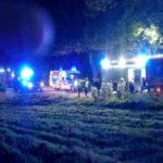 Dramat w miejscowości Łebieńska Huta na Pomorzu. We wtorkowy wieczór, około godziny 19:30, samochód osobowy z ogromną siłą uderzył w grupę czterech nastolatków. Jeden z chłopców zginął na miejscu, trzej pozostali zostali ciężko ranni. Sprawca uciekł, zostawiając ofiary na drodze.