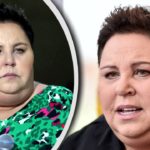 Dorota Wellman ma za sobą bardzo intensywne miesiące, ale wygląda na to, że finał roku przynosi jej kolejne powody do radości. W piątkowy poranek potwierdzono informacje, na które czekali zarówno widzowie, jak i sama gwiazda „Dzień Dobry TVN”. „Autentyczni” wracają na antenę – a komentarze pod artykułami branżowymi kipią gratulacjami. Dorota Wellman znów poprowadzi „Autentycznych” 64-letnia gwiazda TVN od lat jest jedną z najbardziej rozpoznawalnych twarzy stacji. Oprócz prowadzenia „Dzień Dobry TVN”, telewizja regularnie angażuje ją w inne formaty – festiwale, specjalne wydania programów, a od pewnego czasu również w show „Autentyczni”. To właśnie Dorota przejęła rolę gospodarza po Macieju Stuhrze, co wzbudziło spore emocje. Program wrócił na antenę wiosną, jednak jej rozmowa z Justyną Kowalczyk-Tekieli sprowokowała prawdziwą burzę w komentarzach. Mimo krytyki – stacja nie ma wątpliwości. Show będzie kontynuowane. TVN potwierdza. „Autentyczni” wracają w święta Portal Wirtualne Media poinformował, że nowe odcinki „Autentycznych” trafią do TVN 25 i 26 grudnia o godz. 11:25 – dokładnie tak, jak rok temu. „Stacja nie informuje jeszcze, kto będzie gościem programu.” Sam fakt, że format powraca, został odebrany jako jasny sygnał: TVN jest zadowolony z Wellman w tej roli. Program miał premierę w 2023 roku. W pierwszym sezonie prowadził go Maciej Stuhr, a wśród gości pojawili się m.in. Magda Gessler, Robert Makłowicz i Natalia Kukulska. Fani gratulują Wellman. Choć nie brakuje krytyki W komentarzach pod najnowszymi doniesieniami widzowie natychmiast zaczęli gratulować Dorocie Wellman kolejnego dużego projektu. Pojawiły się jednak również głosy krytyczne – zwłaszcza od osób, które wciąż uważają, że to Stuhr był naturalnym gospodarzem show. Jeden z komentujących przyznał: „Fantastyczny program, ale zmiana prowadzącego mu nie służy. Stuhr rozumiał ludzi, nie przerywał, nie tłumaczył ich wypowiedzi. Dorota, choć ją lubię, jeszcze nie odrobiła lekcji.” Inni widzowie podkreślali jednak, że Wellman ma potencjał, charyzmę i umiejętność pracy z emocjami, a kilka kolejnych odcinków może pokazać jej pełną dojrzałość w tej roli. Co czeka program teraz? TVN nie ujawnił jeszcze listy gości, ale same świąteczne emisje sugerują, że stacja ponownie postawi na wyraziste, emocjonalne rozmowy. A dla Doroty Wellman to kolejna okazja, aby sprawdzić się w formacie, który wymaga wyjątkowej empatii i wyczucia. Jedno jest pewne – 64-letnia gwiazda ma powody do radości, a widzowie dostaną kolejną odsłonę programu, który przez wielu jest uważany za jeden z najbardziej poruszających w ramówce TVN.