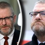 W Parlamencie Europejskim trwa procedura uchylenia immunitetu Grzegorza Brauna. Eurodeputowany Konfederacji znów znalazł się w centrum politycznej burzy. Tym razem powodem są zarzuty dotyczące sześciu przestępstw, w tym naruszenia nietykalności cielesnej lekarki oraz publicznego nawoływania do nienawiści na tle religijnym.