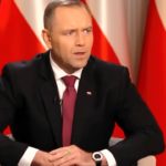 Prezydent Karol Nawrocki podpisał nowelizację ustawy, która ma odmienić sposób, w jaki w Polsce prowadzi się proces inwestycyjny. Choć temat brzmi technicznie, dotyczy praktycznie każdej gminy i każdego inwestora, bo reguluje zasady wydawania decyzji o warunkach zabudowy i tworzenia planów ogólnych.