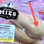 Twórca popularnego profilu „Pomysłodawcy” na Facebooku opublikował niepokojące zdjęcia mięsa, które kupił w jednej z Biedronek. Zwrócił uwagę na charakterystyczne białe linie na piersiach z kurczaka
