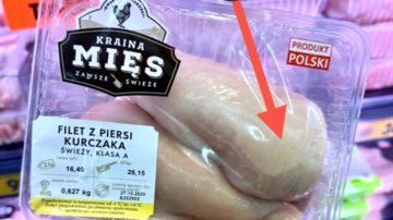 Kupił mięso w „Biedronce” i zdębiał. Niebywałe co znalazł na mięsie. Gdy pokazał zdjęcie – sieć od razu zareagowała