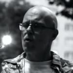 Warszawski hip-hop stracił jednego z filarów. W czwartek, 6 listopada 2025 roku, zmarł Rafał Poniedzielski, znany szerzej jako Pono – współtwórca ZIP Składu, Zipery i jeden z najbardziej autentycznych głosów polskiego rapu. Miał 49 lat.