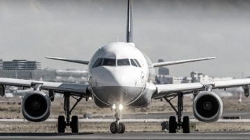 Samolot „rozpadł się w trakcie lotu”. Na pokładzie 90 osób. Mrożące krew w żyłach nagrania