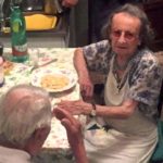 Włoska historia, która poruszyła miliony internautów, zaczęła się od krzyku rozpaczy. Sąsiedzi starszego małżeństwa – Jole i Michele – usłyszeli przeraźliwy płacz dochodzący z ich mieszkania. Myśleli, że doszło do tragedii. Natychmiast wezwali policję.