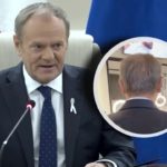 Donald Tusk, który zwykle pojawia się przed kamerami w poważnym, formalnym wydaniu, tym razem pokazał zupełnie inną twarz. Jego wizyta u barbera stała się viralem, a nagranie z salonu fryzjerskiego obiega dziś media społecznościowe szybciej niż niejeden polityczny komentarz.