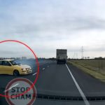 Na drodze wojewódzkiej nr 292 w okolicach Głogowa doszło do jednej z tych sytuacji, po których serce zaczyna bić szybciej, nawet gdy ogląda się ją z ekranu telefonu. Kierowca BMW wyprzedzał na czołówkę, zmuszając inne auto do gwałtownego hamowania. Wszystko nagrała kamera samochodowa kierowcy Seata, który tylko cudem uniknął tragedii.