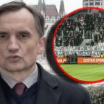 Polskie stadiony od lat są miejscem, gdzie sport miesza się z polityką tak mocno, że trudno już wskazać granicę między jednym a drugim. Transparenty, okrzyki i manifesty kibiców coraz częściej trafiają do przestrzeni publicznej, wywołując ogólnopolskie dyskusje. Tak było i tym razem. Podczas meczu Cracovii z Motorem Lublin trybuny eksplodowały przekazem, który momentalnie obiegł media.