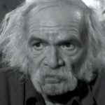 Na scenie był energią, dowcipem i absurdem codzienności. Po zejściu z estrady zostawał z ciszą, bólem i stratą, jakiej nie powinien doświadczać żaden człowiek. Historia Bohdana Smolenia to opowieść o ogromnym talencie, ale też o dramacie, który na zawsze zmienił jego życie.