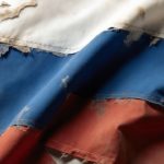 Historia wojenna udowadnia, że najgroźniejsza zdrada często przychodzi z miejsca, z którego oczekuje się ochrony. Tak było tym razem. Przybycie zagranicznego eksperta na Ukrainę miało wzmocnić obronę kraju, ale śledczy odkryli, że pod przykrywką pomocy działał człowiek realizujący cele wroga. Zatrzymanie Rossa Davida Catmora obnażyło mechanizmy infiltracji, jakimi posługuje się Rosja w trwającym konflikcie.